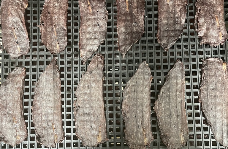 シニア犬にも安心！薄さにこだわる鹿肉ジャーキー｜ドッグフード専門店の元就工房